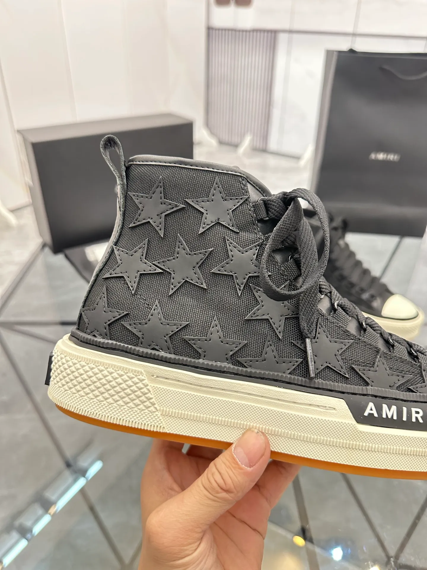 Men's shoes: 💰P640¥ Guangzhou top quality Product trademark: AMIRI* "Amir*" high-top casual shoes Regular size: 39-44 (can be customized to 45) Product materials: upper imported first-layer cowhide stitching original material, sheepskin lining, original outsole. Number: 525